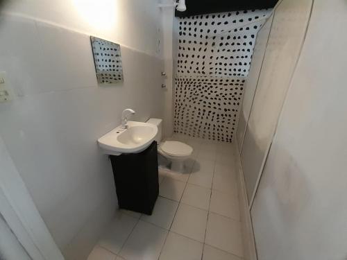 a white bathroom with a sink and a toilet at departamento amplio el molino in Tehuacán