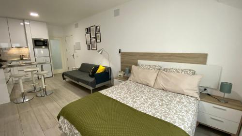 1 dormitorio con 1 cama grande y cocina en Loft en Las Canteras, en Las Palmas de Gran Canaria