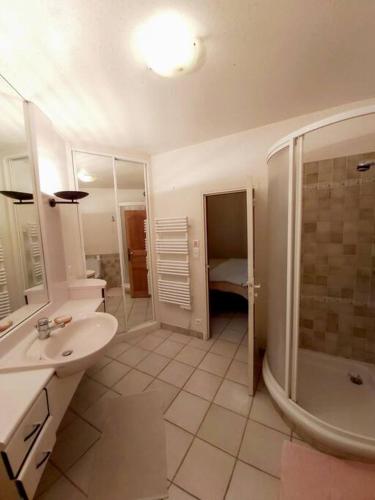 une salle de bain avec un lavabo, une douche et des toilettes dans l'établissement Les Jardins de la Beylie - Gîte, à Preyssac-dʼAgonac