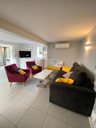 un salon avec un canapé et deux chaises dans l'établissement APPARTEMENT T3 CAPBRETON SANTOCHA, à Capbreton