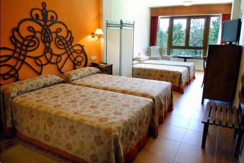 Postel nebo postele na pokoji v ubytování Hotel Abeiras