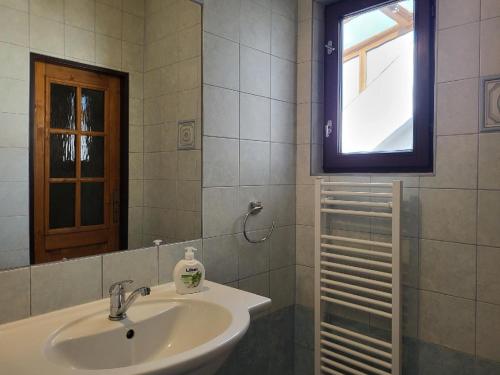 La salle de bains est pourvue d'un lavabo et d'un miroir. dans l'établissement Sunflower Prague Apartments and suites, à Prague
