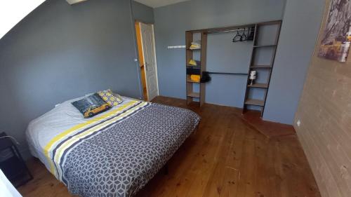 1 dormitorio con 1 cama en una habitación en Gîte des Tanneurs, en Nogent-le-Rotrou