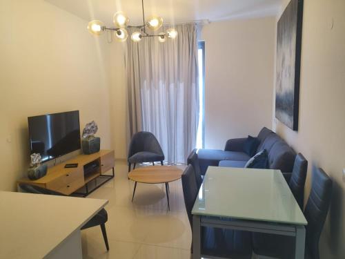 Μια τηλεόραση ή/και κέντρο ψυχαγωγίας στο JTower Royal Suites - Alefimmoed