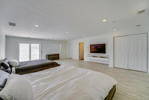 una grande camera con un grande letto e una TV a schermo piatto di Secluded Evart Vacation Rental on 82 Acres! a Evart
