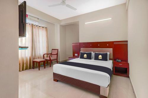 a bedroom with a bed and a table and chairs at Collection O 29 Church's Inn Near Cubbon Park in Bengaluru