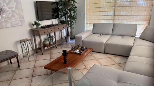 Posezení v ubytování Wonderful 3 Bedroom Condo in the Heart of Aventura