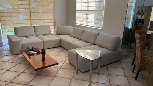 Posezení v ubytování Wonderful 3 Bedroom Condo in the Heart of Aventura