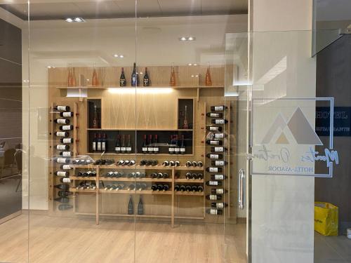 uma loja de vinhos com uma exposição de garrafas de vinho em Hotel-Asador Montes Oretanos em Pulgar
