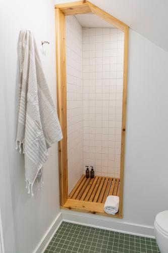 a shower with a wooden frame in a bathroom at Le Loft par Maison Dudley in Lac-Mégantic