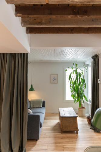 a living room with a couch and a table at Le Loft par Maison Dudley in Lac-Mégantic