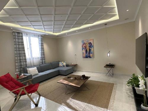 sala de estar con sofá y mesa en ذكريات الصيف, en Taif