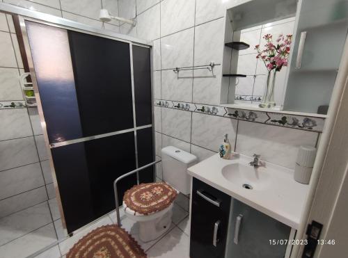 a bathroom with a shower and a toilet and a sink at Casa térrea em meio ao verde! in Encantado