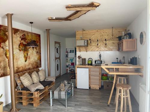 cocina con sofá y mesa en una habitación en Urlaub mit Kneipp-Angeboten, en Loitz