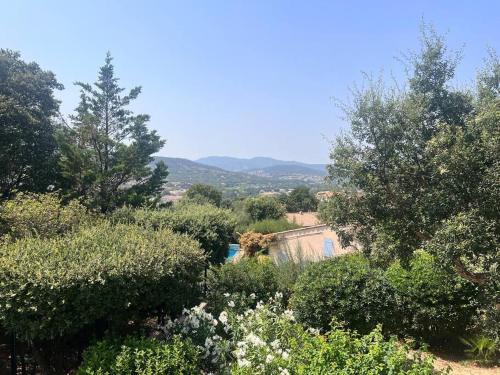 Photo de la galerie de l'établissement Superbe Villa climatisée au calme, jardin, parking, à Sainte-Maxime