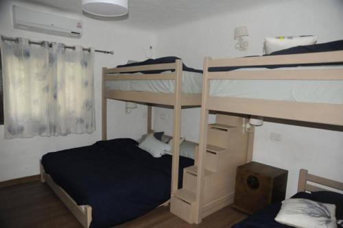 Poschodová posteľ alebo postele v izbe v ubytovaní Beachfront House Kabila 1