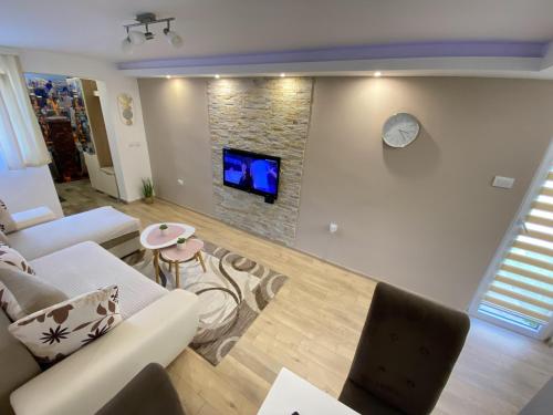 a living room with a couch and a table at Apartman MiNa in Mataruška Banja