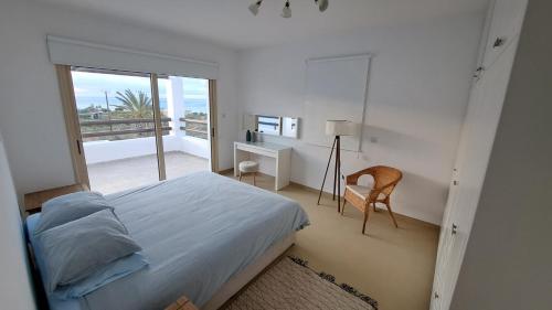 una camera con letto, scrivania e finestra di Nireas Villa a Paphos