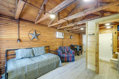 1 dormitorio con 1 cama y 1 silla en una habitación en Cozy Cabin with Direct ATV Trail Riding and Mtn Views!, en Caryville