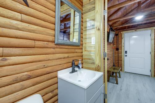 baño con lavabo y pared de madera en Cozy Cabin with Direct ATV Trail Riding and Mtn Views!, en Caryville