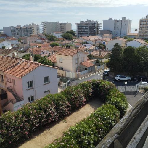 uitzicht op een stad met gebouwen en struiken bij Appartement T2 près de la mer in Canet-en-Roussillon