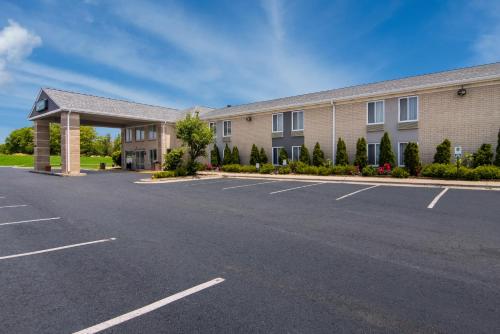 an empty parking lot in front of a building at Quality Inn Aurora - Naperville Area in Aurora
