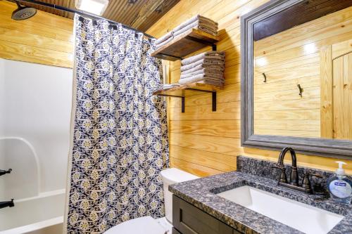 La salle de bains est pourvue de toilettes, d'un lavabo et d'une douche. dans l'établissement Huntsville Vacation Rental with Hiking and ATV Trails!, à Caryville