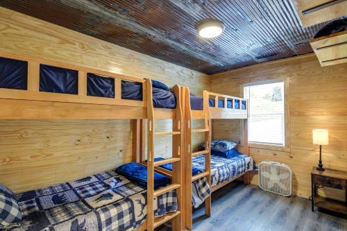 1 Schlafzimmer mit 2 Etagenbetten in einer Hütte in der Unterkunft Huntsville Vacation Rental with Hiking and ATV Trails! in Caryville