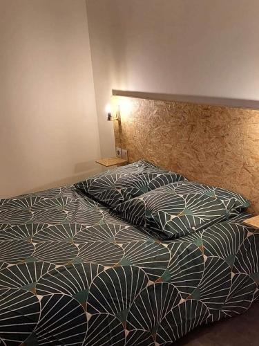1 dormitorio con 1 cama con 2 almohadas en Petite maison de campagne en Castillon-de-Castets