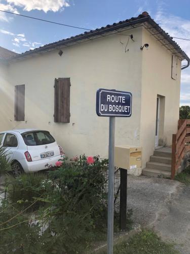 una señal de la calle azul frente a una casa en Petite maison de campagne en Castillon-de-Castets