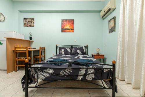 una camera da letto con un letto in una stanza di Central Cozy Apartment 2 a Sparta