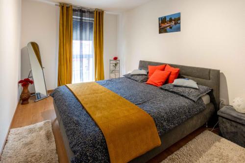sypialnia z łóżkiem z pomarańczowym i niebieskim kocem w obiekcie Superbe Loft Center of Saverne Bike Parking w mieście Saverne