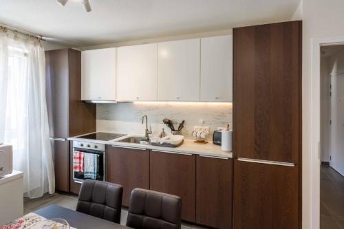 une cuisine avec des armoires blanches et un évier dans l'établissement Superbe Loft Center of Saverne Bike Parking, à Saverne