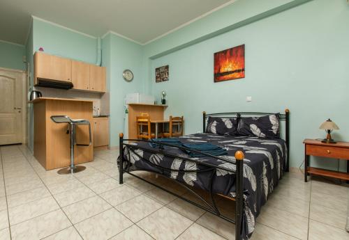 a bedroom with a bed and a table and a kitchen at Central Cozy Apartment 2 in Sparti