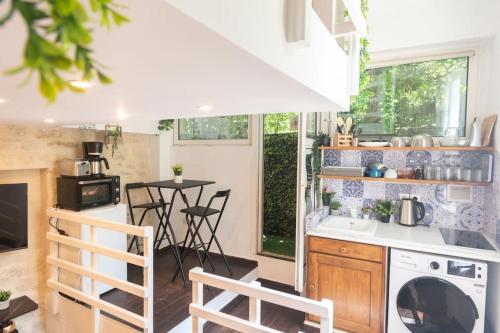 une cuisine avec un évier et un lave-vaisselle dans l'établissement Duplex Parisien charmant en face métro13, à Paris