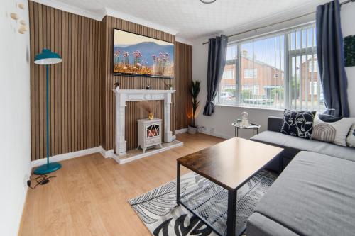 a living room with a couch and a fireplace at Exclusive Deals l Last-Minute Reserve l Townhouse with Sleeps 6 l Braunstone Town , Leicester l By Zen Nights Short Lets & Serviced Accommodations in Braunstone