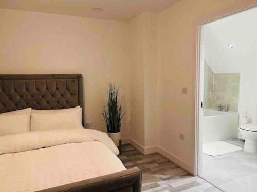 Posteľ alebo postele v izbe v ubytovaní Luxurious modern new built 4 bedrooms
