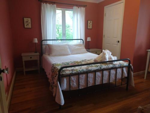 Una cama o camas en una habitación de Azalea Cottage- 2 Bdrm Dwtwn Durham