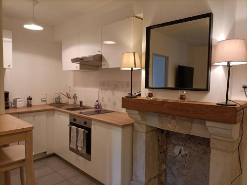 eine Küche mit einem großen Spiegel an der Wand in der Unterkunft Le Petit Nid de Nant in Nant