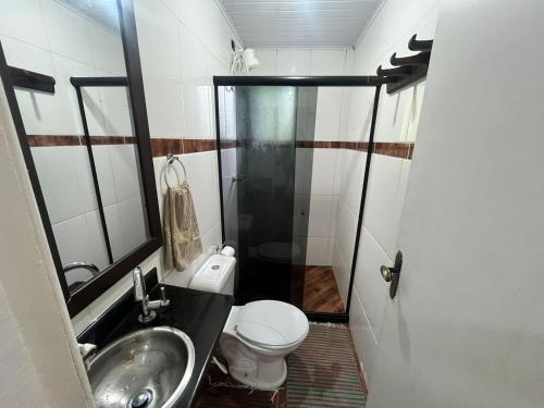 e bagno con servizi igienici, lavandino e doccia. di Casa em Ilha Grande - João da Mariana ad Angra dos Reis