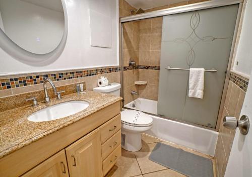 y baño con lavabo, aseo y ducha. en Miami Hollywood 2 Bedroom Garden View 001-21mar, en Hollywood