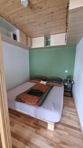 Bett in einem kleinen Zimmer mit Holzdecken in der Unterkunft Charismatisch und gemütlich in Güttingen, nah zum Buchensee und Bodensee, tolle Lage in Radolfzell am Bodensee