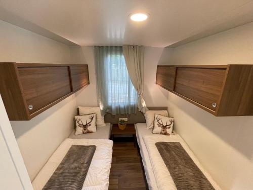 Un pat sau paturi într-o cameră la Chalet Het Edelhert