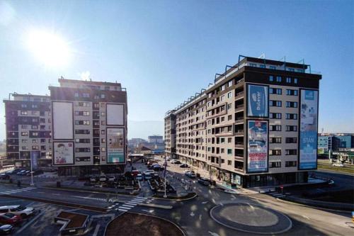 une ville avec de grands bâtiments et une rue avec des voitures dans l'établissement Apartments Bulevar, à Sarajevo