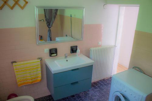 a bathroom with a sink and a mirror at Casa Natura e Quiete in Stregna