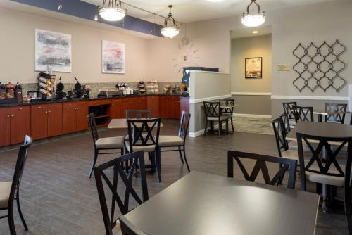 een eetkamer met tafels en stoelen en een keuken bij Grandstay Apple Valley in Apple Valley