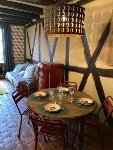 - une table avec des assiettes et des verres dans le salon dans l'établissement Appartement centre historique quartier cathédrale, à Bourges