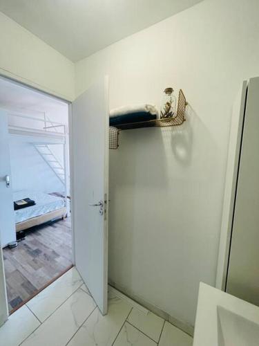 um quarto com uma porta e um quarto com uma cama em Petit Studio centre Joliette(1) em Marselha