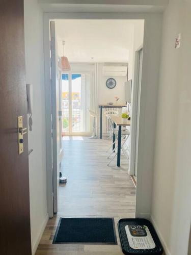 un couloir avec une salle à manger et une cuisine avec une table dans l'établissement Petit Studio centre Joliette(1), à Marseille