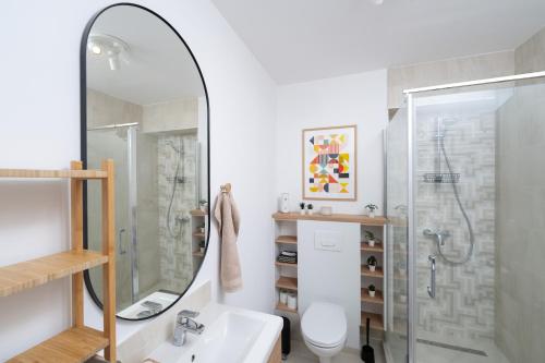 特爾古穆列什的住宿－The 75，带淋浴、盥洗盆和镜子的浴室